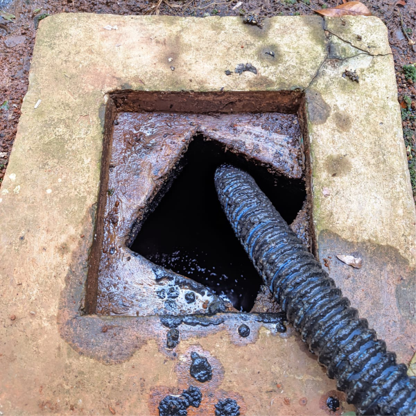 Sedot WC-Layanan-sedot septictank penuh